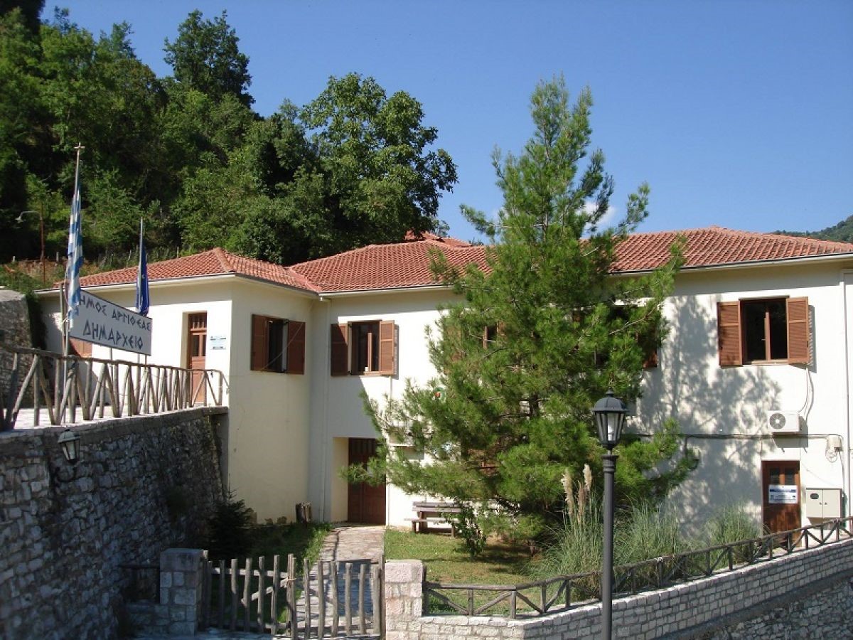 Αναβαθμίζεται ενεργειακά το δημαρχείο Αργιθέας