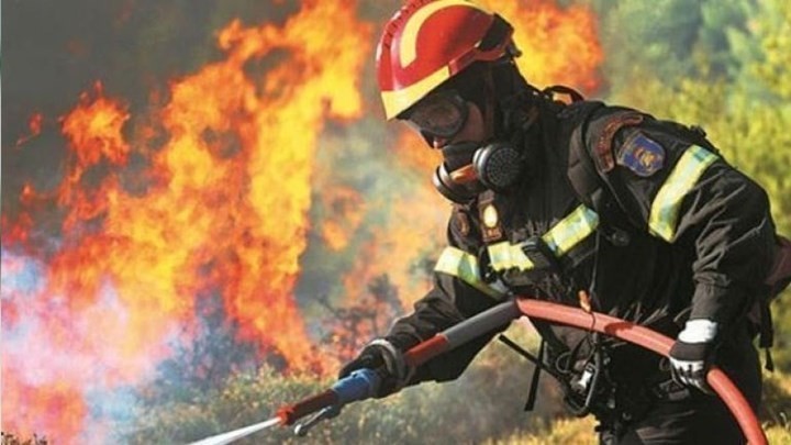 Μεγάλη φωτιά στη Βαρυμπόμπη - Μήνυμα από το 112
