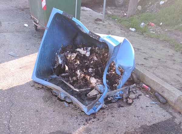 Έντεκα καμένοι κάδοι σε δύο ημέρες στα Φάρσαλα!