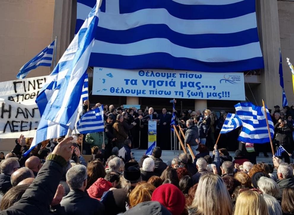 Στους δρόμους οι κάτοικοι των νησιών