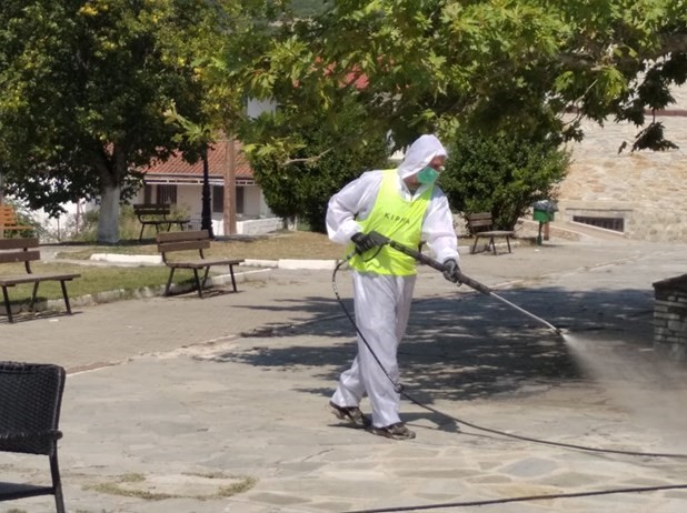 Απολυμαντικοί ψεκασμοί στον οικισμό Καλυβίων