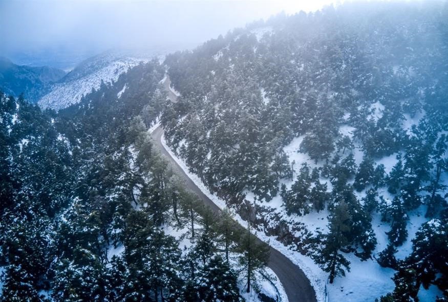 Bαριά τραυματισμένος ανασύρθηκε ο σκιέρ από γκρεμό