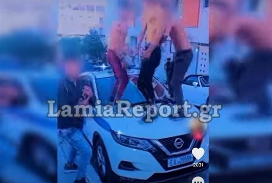 Λαμία: Χόρευαν πάνω σε περιπολικό της αστυνομίας (video)