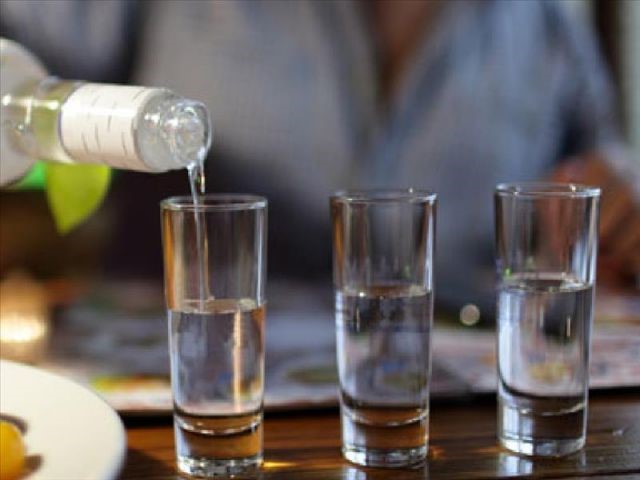 Η εμφιάλωση τσίπουρου "ασπίδα" στη νοθεία