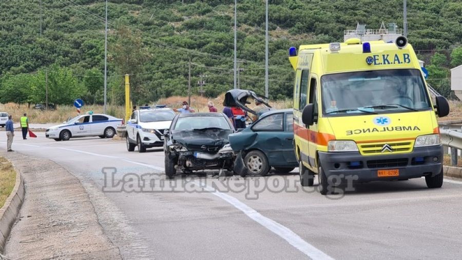 Καραμπόλα τριών αυτοκινήτων στο δρόμο Λαμίας - Δομοκού