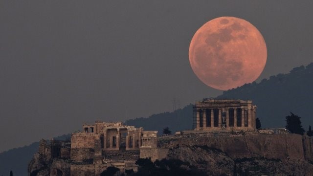Το βράδυ στον ουρανό το εντυπωσιακό «Φεγγάρι της Φράουλας»