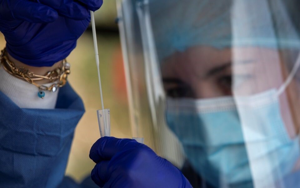 28.933 νέα κρούσματα, 49 θάνατοι και 351 διασωληνωμένοι