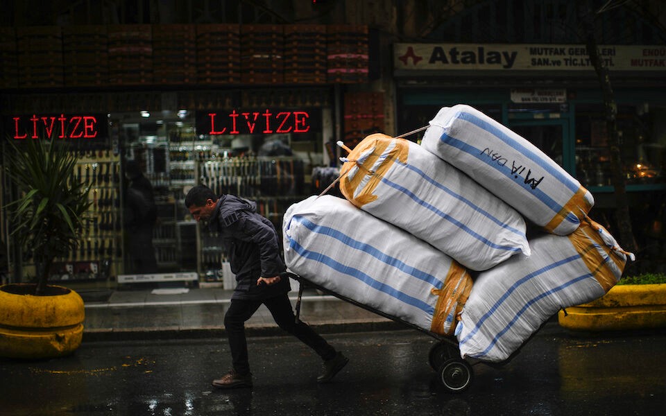 Έτοιμη να "εκραγεί" στο εσωτερικό λόγω ακρίβειας