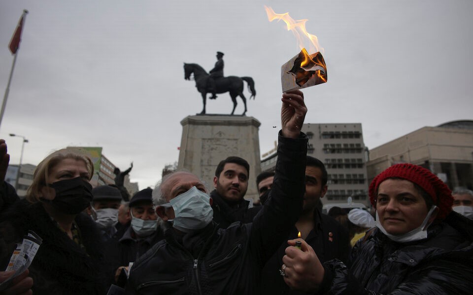 Στο ίδιο τραπέζι έξι ηγέτες της αντιπολίτευσης