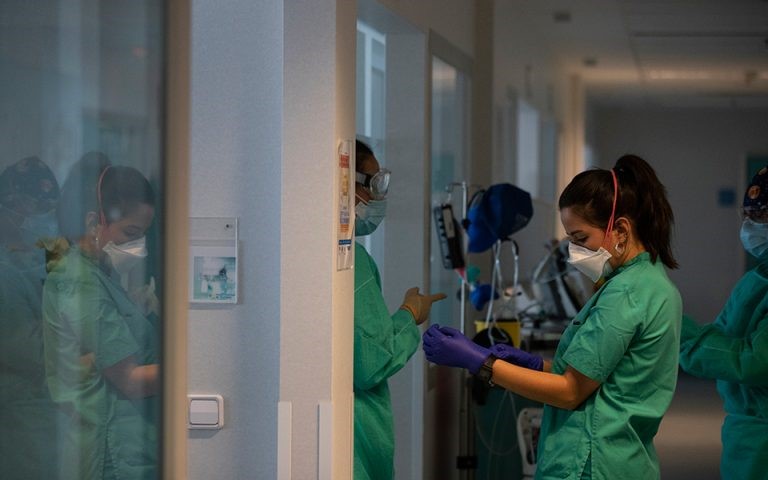 49 θάνατοι, 386 σε ΜΕΘ, 721 νέα κρούσματα