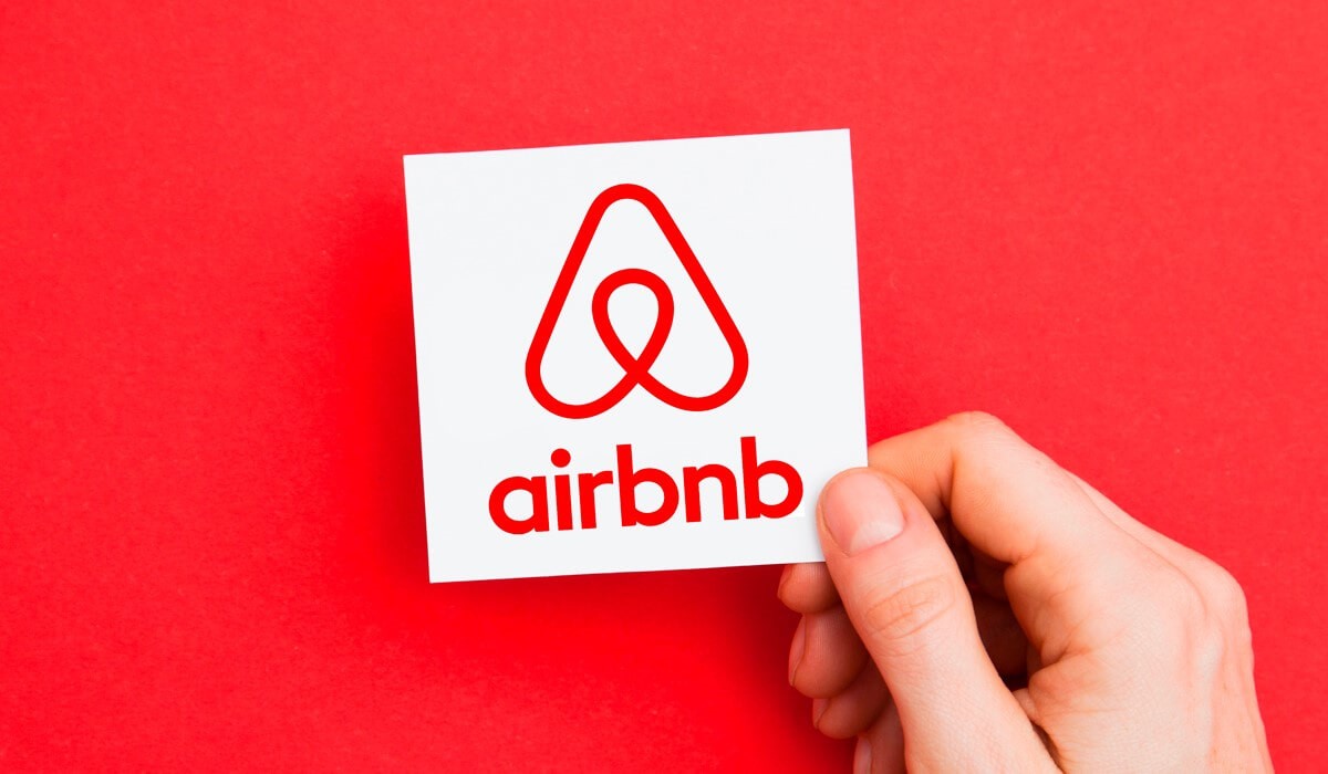 Κατρακύλησαν οι κρατήσεις και οι τιμές στην Airbnb