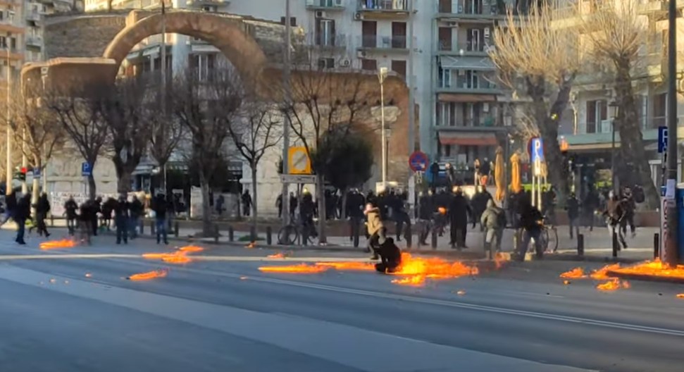 Επεισόδια με μολότοφ μετά το τέλος της πορείας στο κέντρο