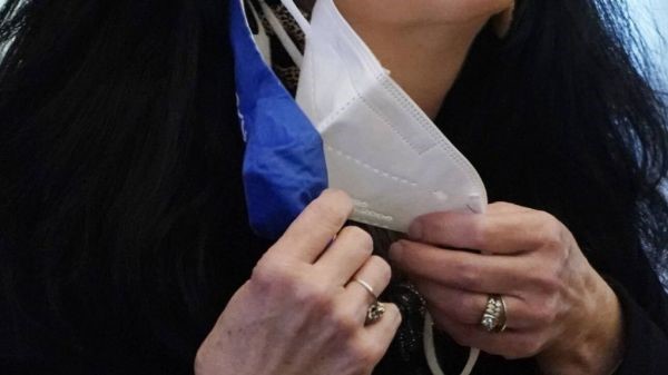 Διπλή μάσκα σε σούπερ μάρκετ και Μέσα Μεταφοράς