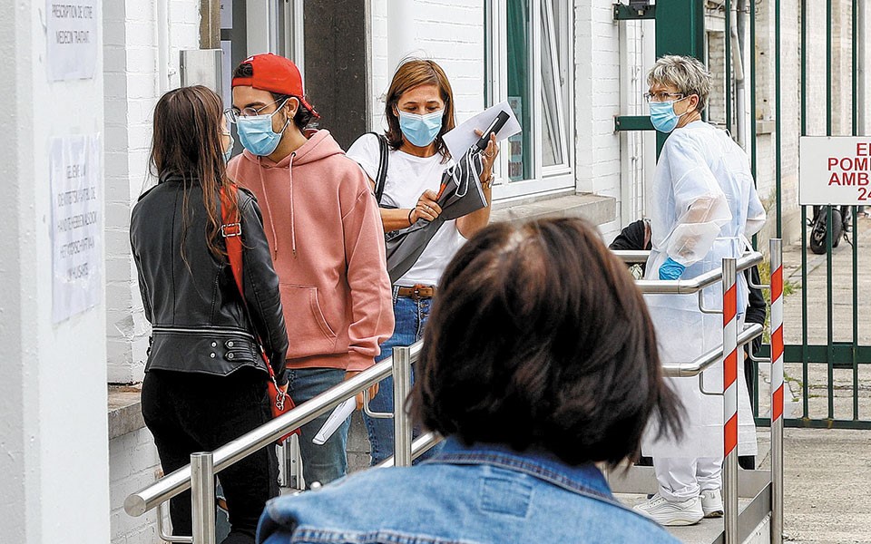 Απειλητικός και για τους νέους ο ιός