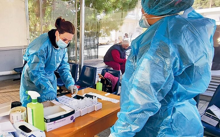 Μικρή μείωση κρουσμάτων, αλλά οι διασωληνωμένοι αυξάνονται