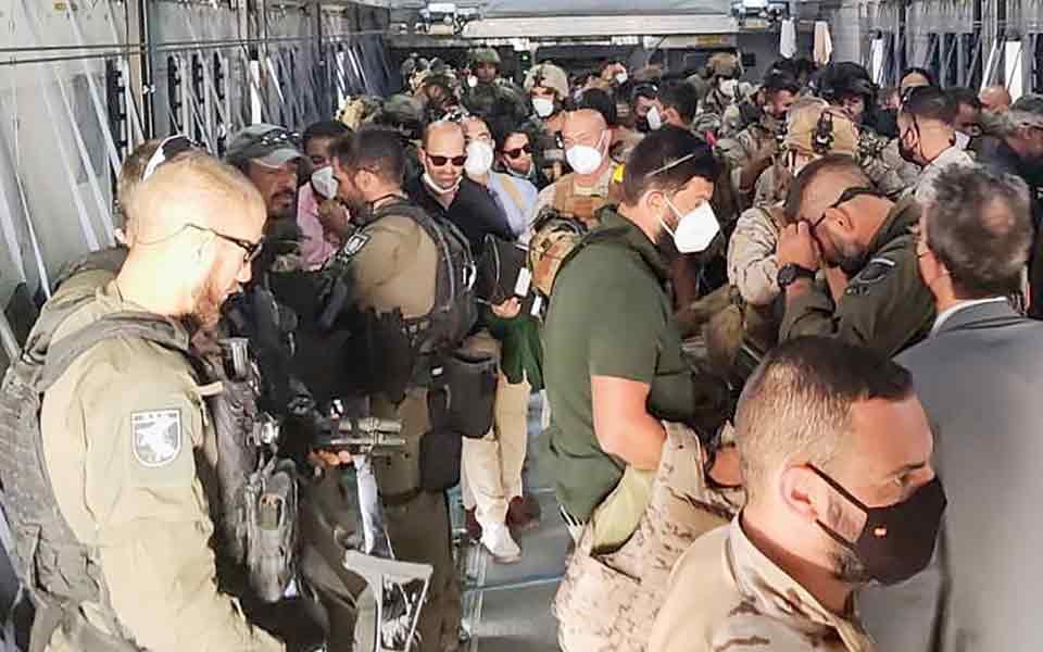 Συνεχίζεται η επιχείρηση απεγκλωβισμού στο αεροδρόμιο