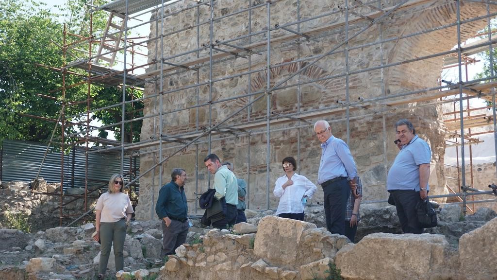 Θεμέλια του αρχαίου ναού της Αθηνάς Πολιάδος στο Μπεζεστένι!