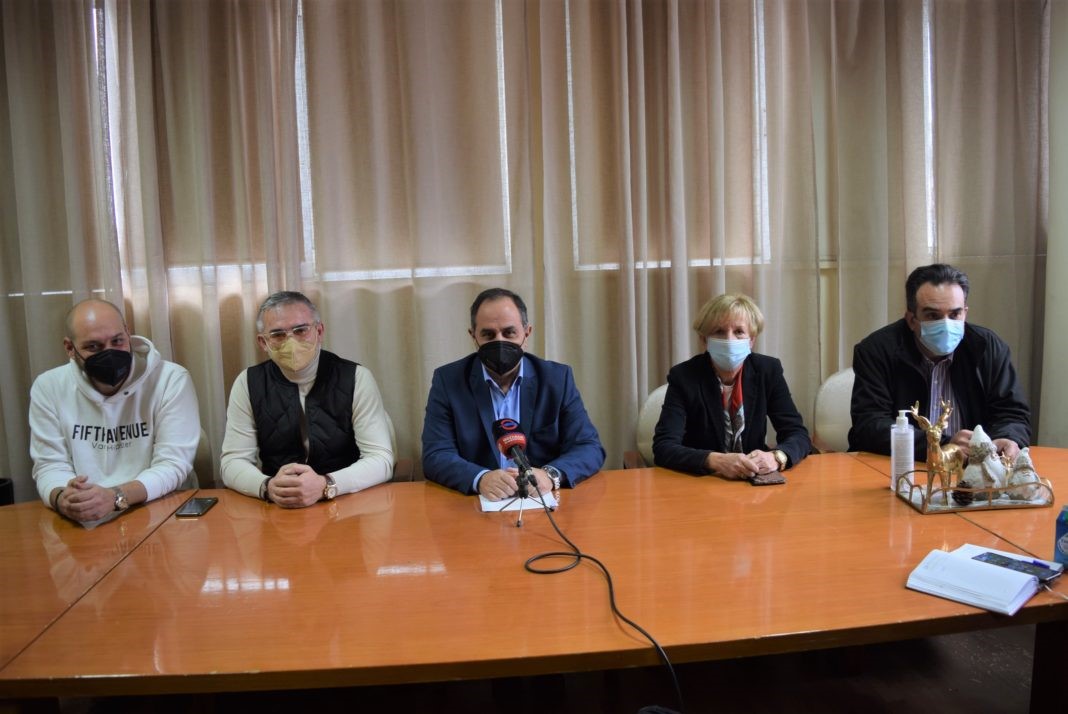 Λιτές εορταστικές εκδηλώσεις υπό της σκιά της πανδημίας