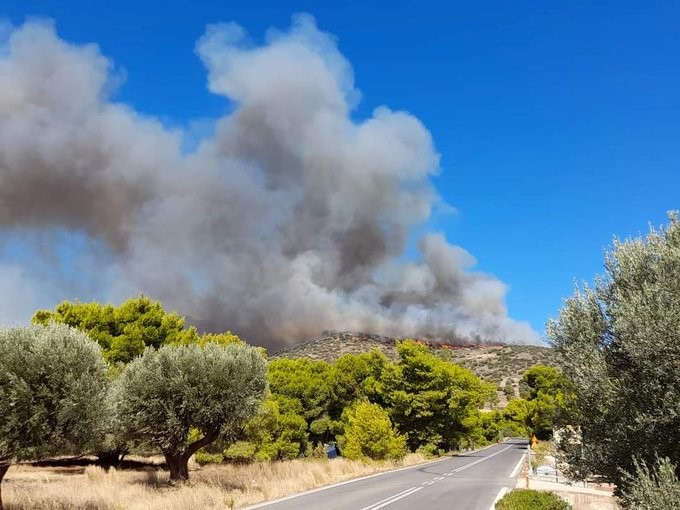 Φωτιά στον Δήμο Λαυρεωτικής - Κοντά σε σπίτια στην Κερατέα