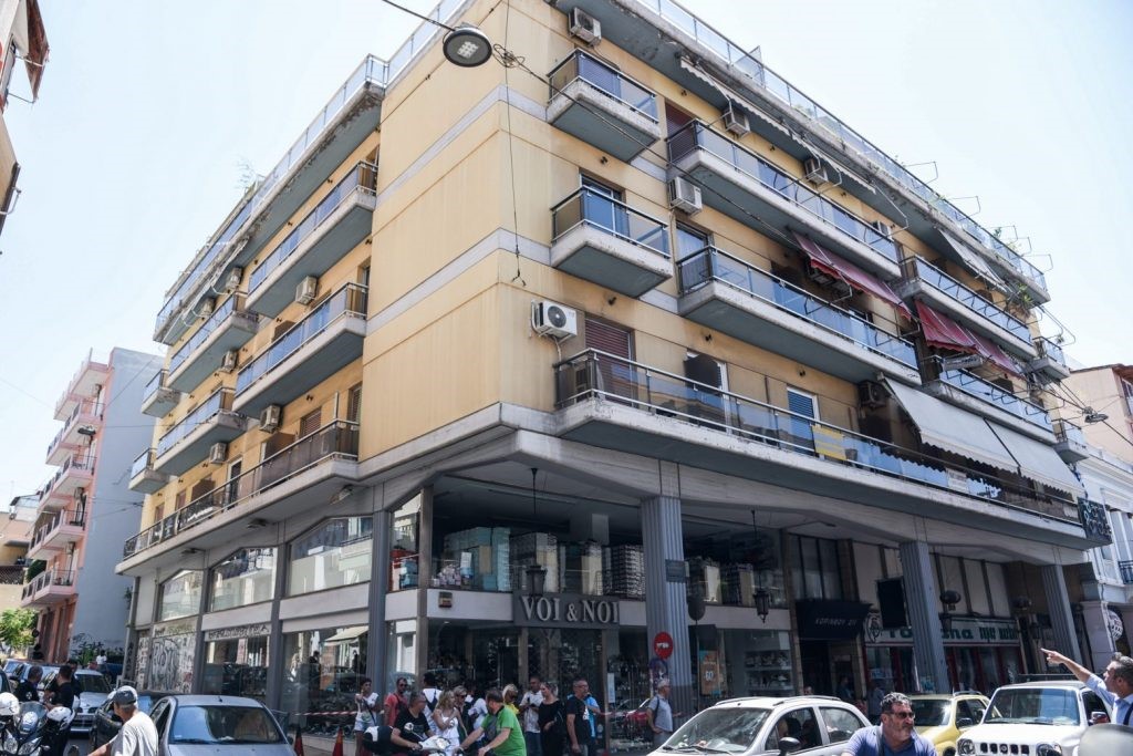 Θρίλερ στην Πάτρα με την πτώση γυναίκας από μπαλκόνι