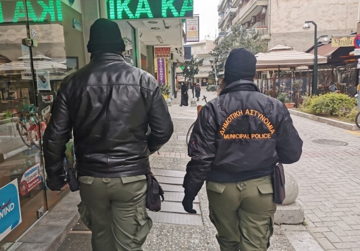 Έλεγχοι για παράνομες καταλήψεις πεζοδρομίων και δρόμων