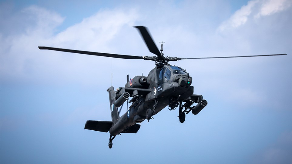 Αναγκαστική προσγείωση Apache σε παραλία της Εύβοιας