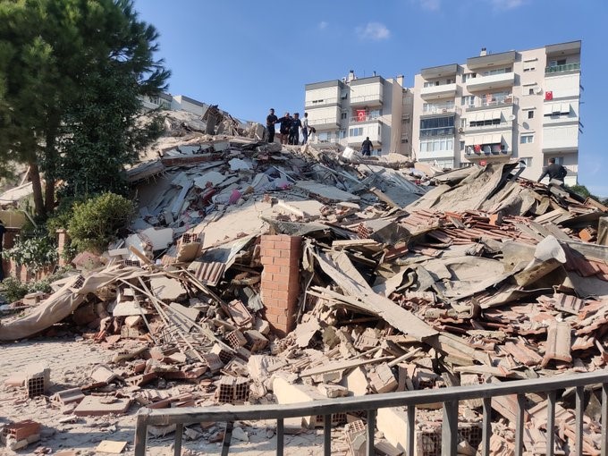 Νεκροί και εκατοντάδες τραυματίες στη Σμύρνη από τον σεισμό