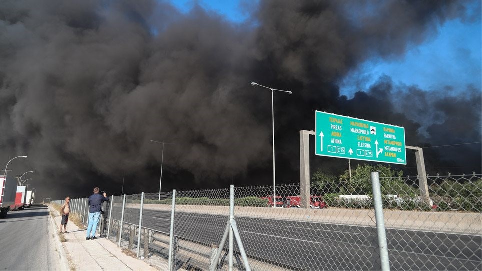 Μεγάλη φωτιά σε εργοστάσιο στη Μεταμόρφωση Αττικής 