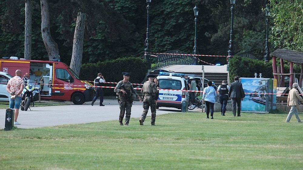 Άνδρας εισέβαλε σε παιδική χαρά και μαχαίρωσε παιδιά