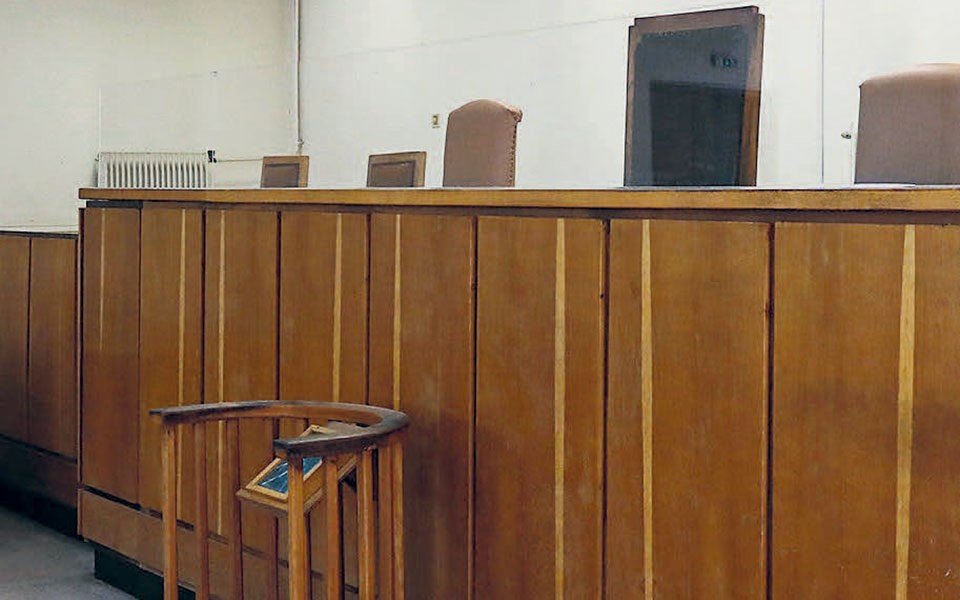 Ποινική δίωξη κατά δημοτικού υπαλλήλου για δωροληψία