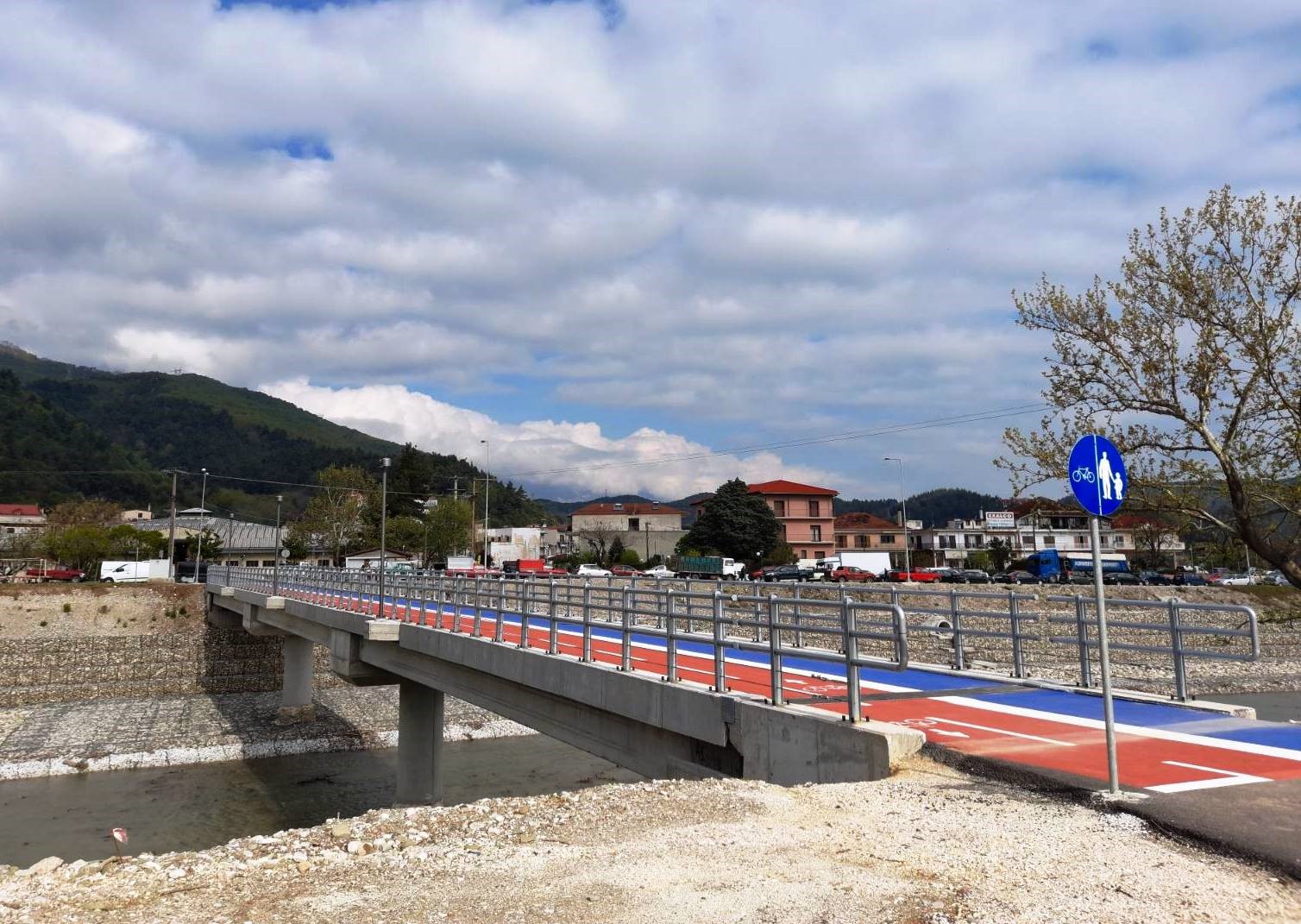 Παραδόθηκε σήμερα Σάββατο η νέα πεζογέφυρα