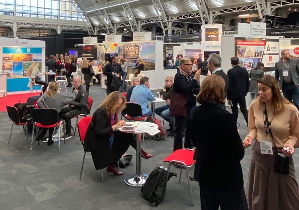 Αναμένει την έλευση κινηματογραφικών παραγωγών