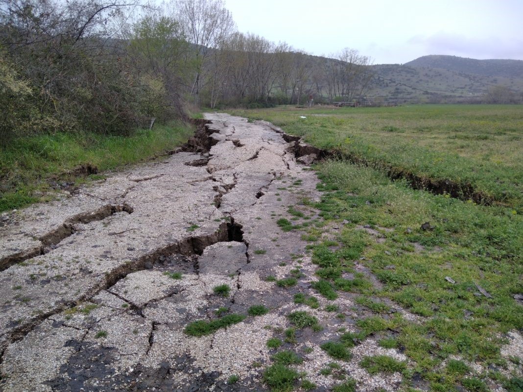 "Άνοιξε” η γη στο Κουτσόχερο από τους σεισμούς