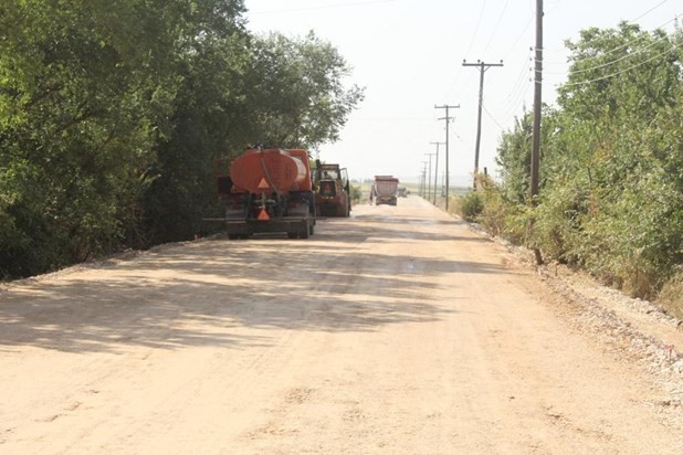 Συντηρεί αγροτικούς δρόμους στον Κάτω Ολυμπο