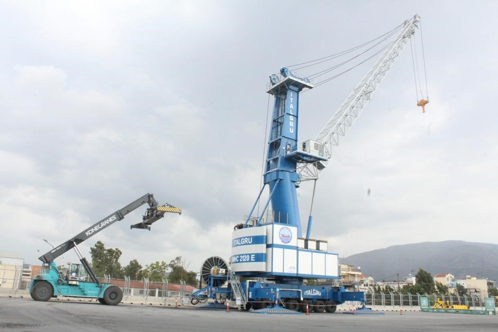 Νέο αυτοκινούμενο γερανό απέκτησε το Λιμάνι του Βόλου