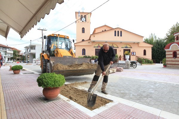 Προχωρούν τα έργα των πεζοδρόμων στην Γιάννουλη