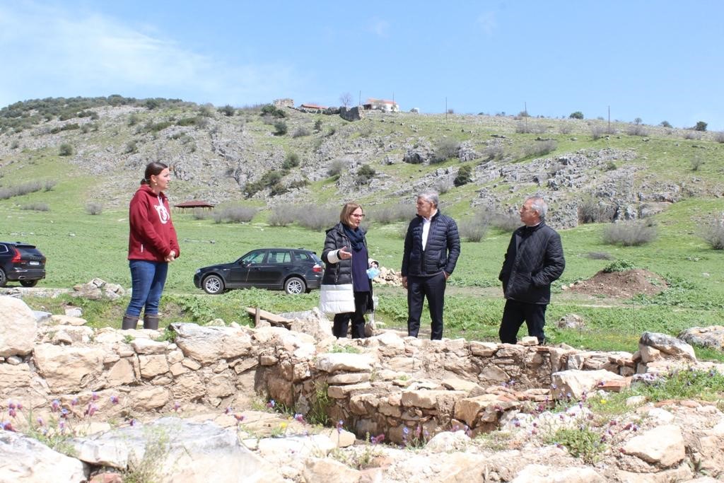 Αναδεικνύει τον αρχαιολογικό χώρο της Πέλιννας