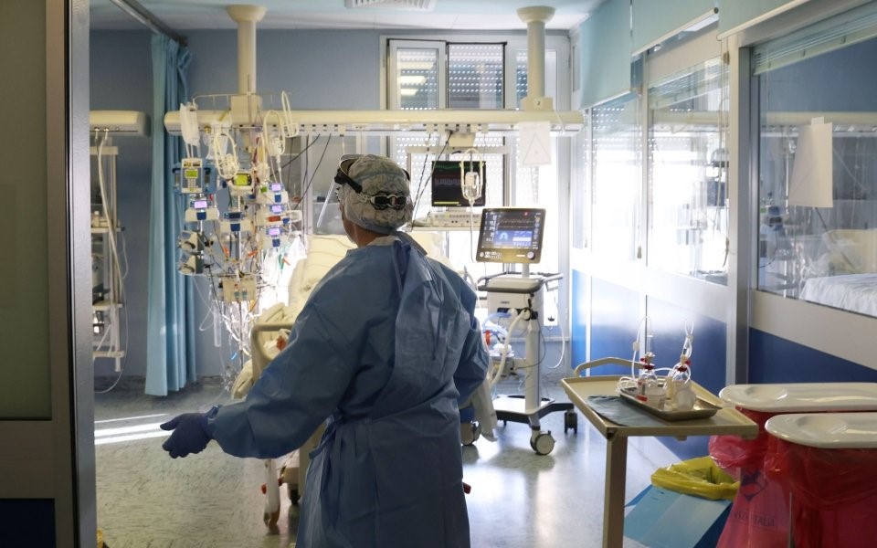 3.067 νέα κρούσματα, 824 διασωληνωμένοι, 91 θάνατοι