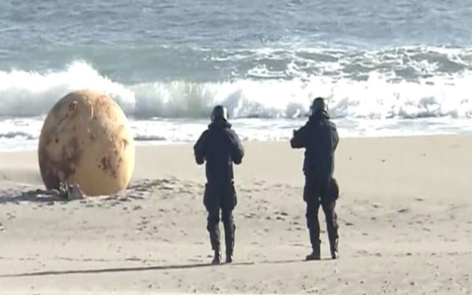 Μια μυστηριώδης σφαίρα ξεβράστηκε σε παραλία 