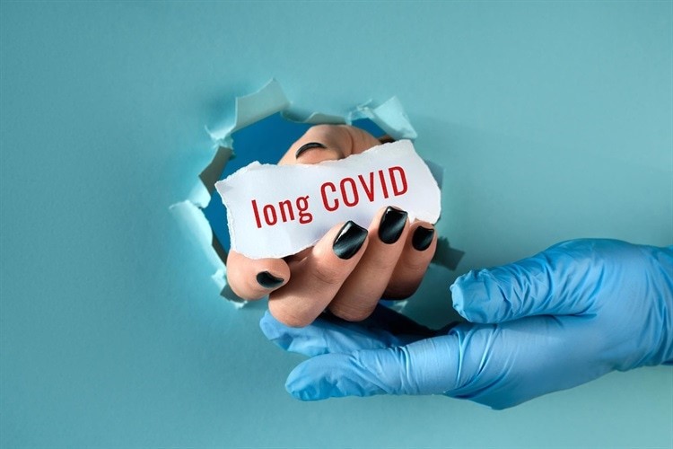 Ακόμα και οι πλήρως εμβολιασμένοι κινδυνεύουν με long covid
