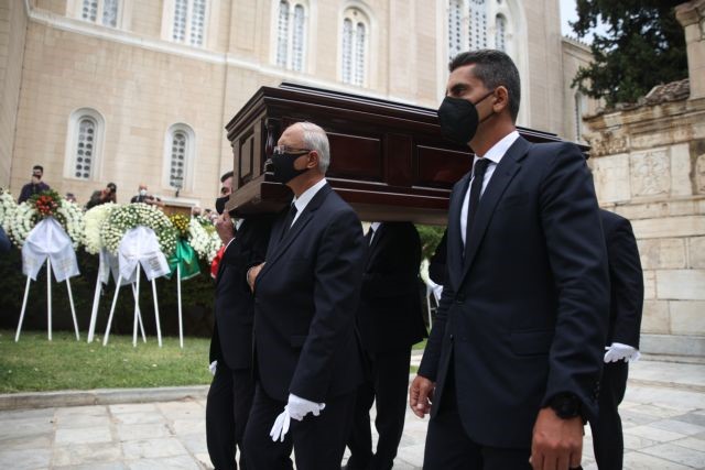 Συγκινητικές στιγμές στην Μητρόπολη στο "τελευταίο αντίο"