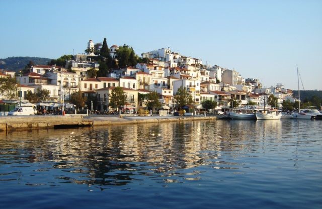Ζητούν πλήρη απαγόρευση μετακινήσεων προς τα νησιά