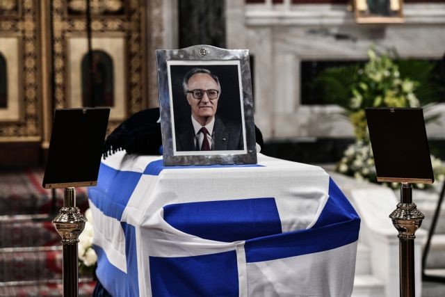 Αυτήν την ώρα το τελευταίο αντίο στον Χρήστο Σαρτζετάκη