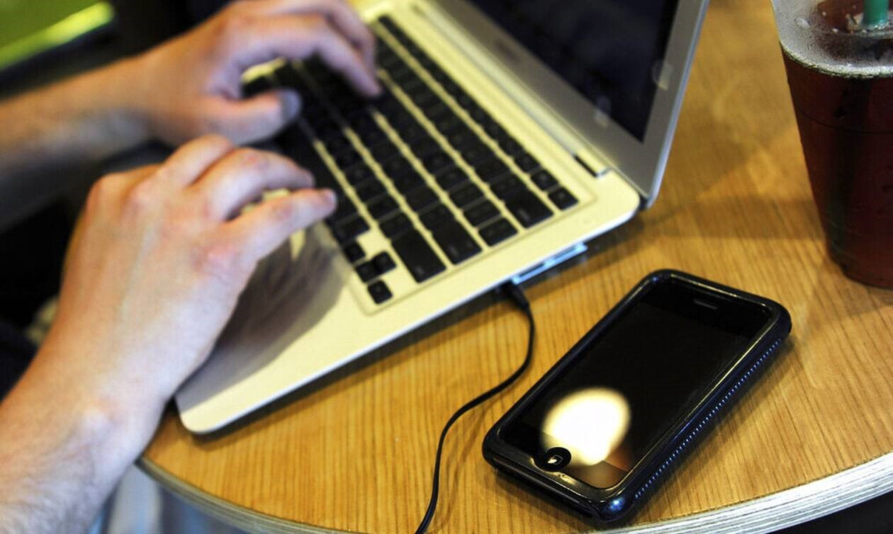 Κατέρρευσαν υπηρεσίες κινητής και ίντερνετ