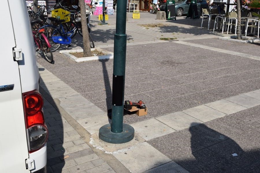 Εργα αποκατάστασης φθορών στις κολώνες φωτισμού