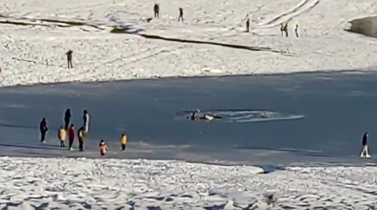 Η στιγμή που σπάει ο πάγος στη λίμνη Πλαστήρα (video)