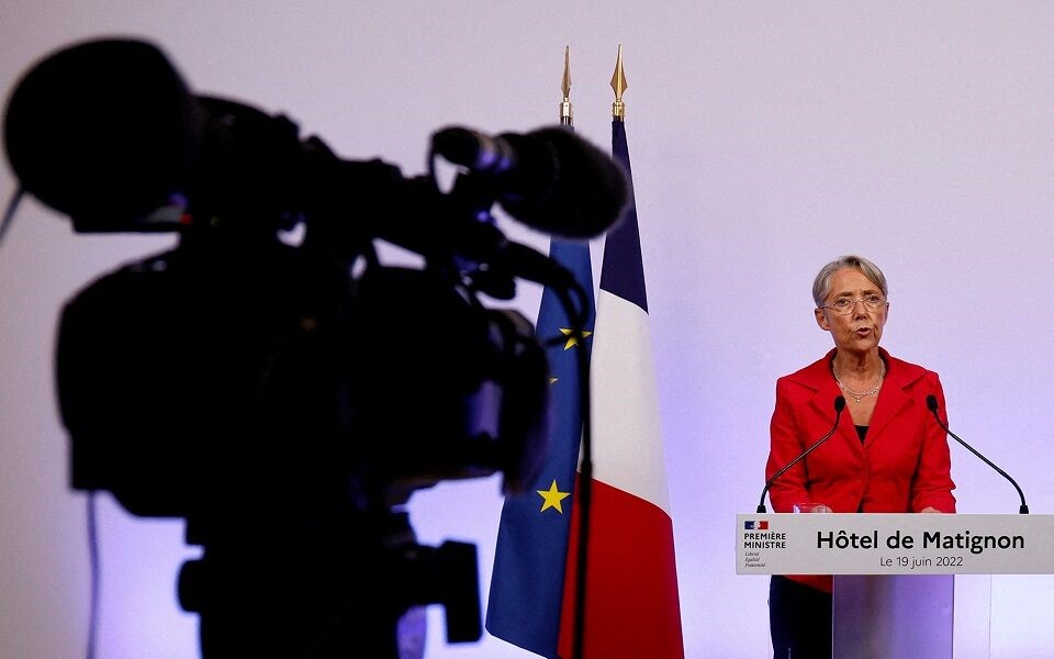 Περιορισμένες οι επιλογές για τον Εμανουέλ Μακρόν