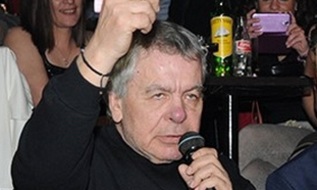 Πέθανε ο μεγάλος έλληνας τραγουδιστής