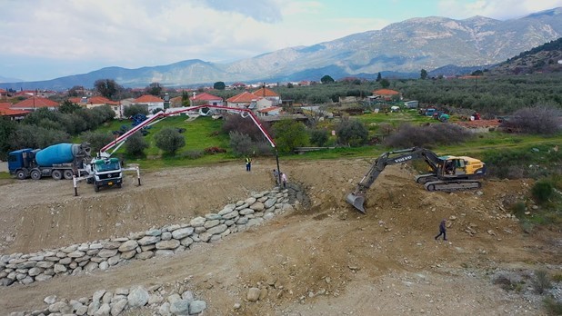 Καθαρίζει ρέματα σε Συκούριο, Πουρνάρι και Ελάτεια