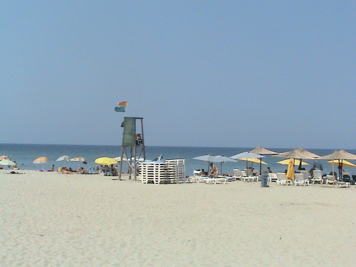 Άδεια δωμάτια και ξαπλώστρες στους Νέους Πόρους